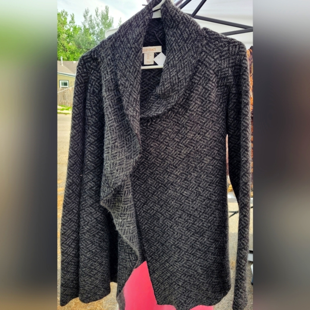 Women Size Large. Two Button Closure. Missing One… - image 1